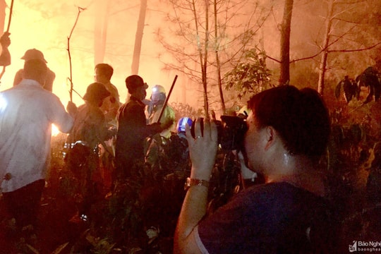 Những khoảnh khắc 'cháy lửa nghề' của phóng viên Báo Nghệ An