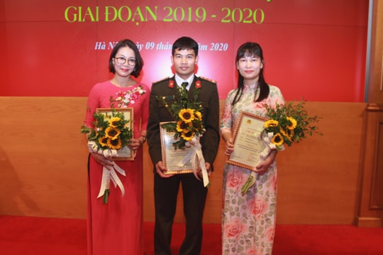 Nghệ An đạt 2 giải Ba tại cuộc thi Giải báo chí 'Vì an ninh Tổ quốc và bình yên cuộc sống'