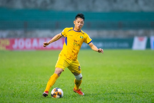 Tiền vệ SLNA Trần Đình Tiến và câu chuyện 'tái ông thất mã'