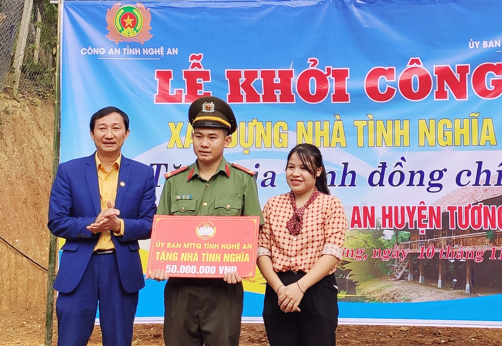 Trao 120 triệu đồng xây dựng Nhà tình nghĩa cho Trung úy Phan Thế Cơ ở huyện Tương Dương