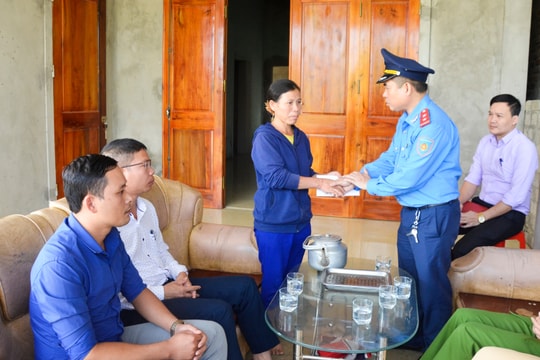 Ban An toàn giao thông tỉnh thăm hỏi gia đình nạn nhân tai nạn giao thông tại thị xã Thái Hòa