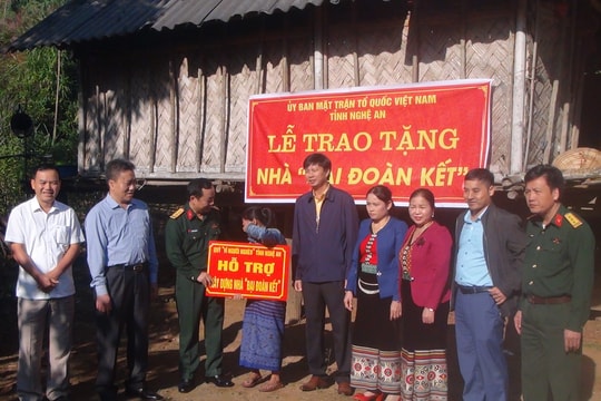 Chỉ huy trưởng Bộ CHQS tỉnh Nghệ An vui Ngày hội Đại đoàn kết tại Quế Phong