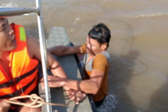 Ứng cứu 4 thuyền viên trên tàu cá bị mắc cạn tại cửa Lạch Vạn