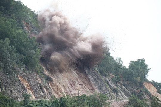 Chính thức nổ mìn, phá đá tại điểm sạt lở trên rú Nguộc Thanh Chương