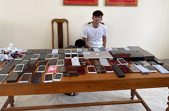 Bắt bảo vệ khách sạn lấy trộm 80 điện thoại di động