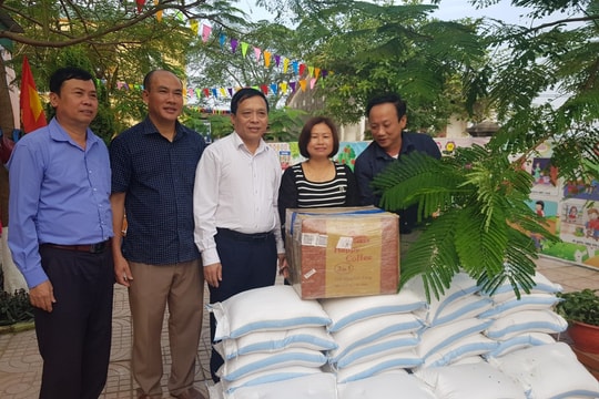 Hội Nông dân tỉnh trao quà ủng hộ các địa phương bị thiệt hại do lũ lụt