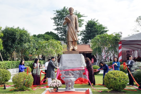 Khánh thành bức tượng Nhà Chí sỹ yêu nước Phan Bội Châu ở Nghệ An