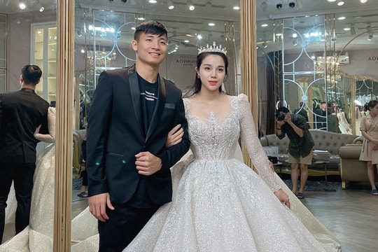 Vợ Bùi Tiến Dũng thử váy cưới gần 100 triệu đồng