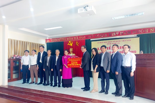 Nghệ An tiếp nhận 300 triệu đồng ủng hộ từ Bộ Ngoại giao và cộng đồng người Việt ở nước ngoài