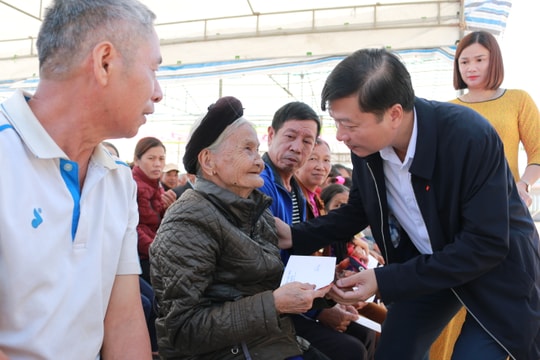 Phó Chủ tịch Thường trực UBND tỉnh Lê Hồng Vinh dự Ngày hội Đại đoàn kết tại huyện Anh Sơn   