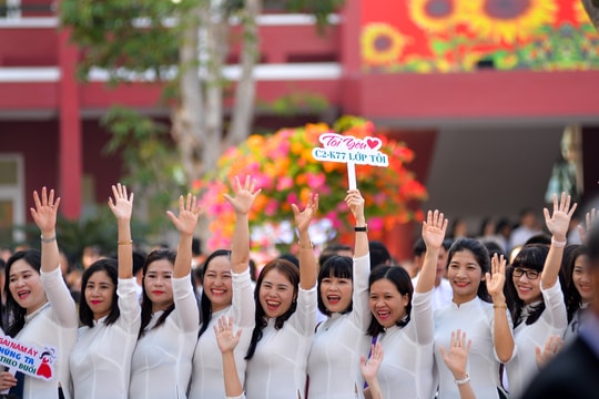 Niềm vui cựu học sinh về thăm ngôi trường 100 năm tuổi ở TP Vinh