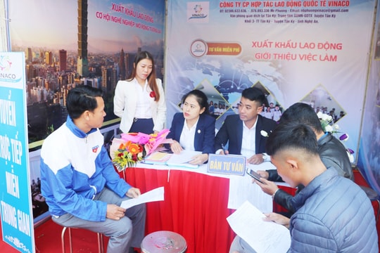 Gần 1.000 thanh niên nông thôn Nghệ An được tư vấn định hướng, giới thiệu việc làm