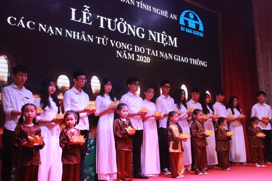 Xúc động buổi lễ 'Tưởng nhớ người đi vì người ở lại'