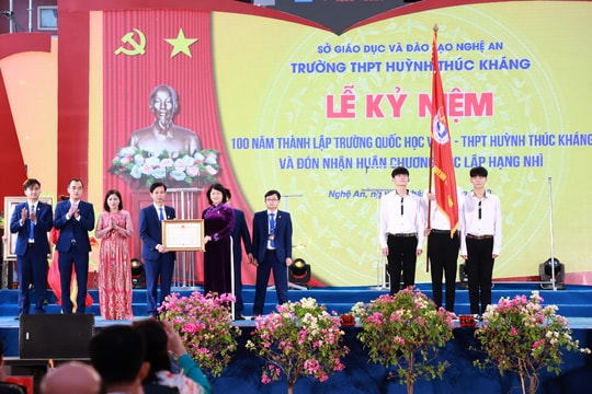 Trường THPT Huỳnh Thúc Kháng kỷ niệm 100 năm thành lập và đón nhận Huân chương Độc lập hạng Nhì