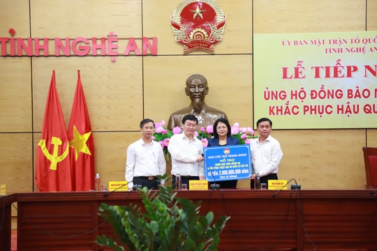 Phó Chủ tịch nước Đặng Thị Ngọc Thịnh trao hỗ trợ cho Nghệ An khắc phục thiệt hại do mưa lụt