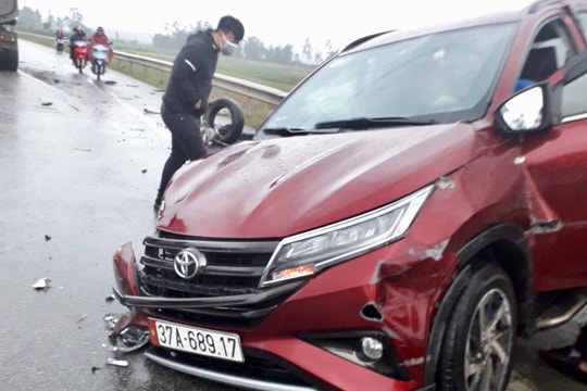 Va chạm với xe tải, xế hộp bung túi khí, tài xế ngất xỉu trong xe