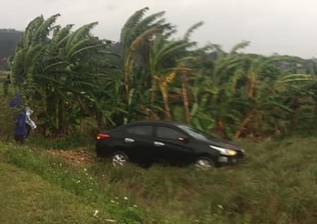 Người đi đường phát tín hiệu vẫn không thể ‘cứu’ xe con lao xuống ruộng