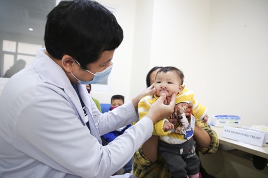 ‘Phẫu thuật nụ cười’ cho 100 trẻ em khuyết tật tại Nghệ An