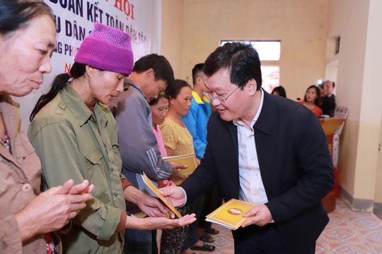 Chủ tịch UBND tỉnh Nguyễn Đức Trung vui Ngày hội Đại đoàn kết với người dân xã Trung Phúc Cường (Nam Đàn)