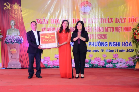 Đồng chí Nguyễn Thị Kim Chi dự Ngày hội Đại đoàn kết ở Thị xã Cửa Lò