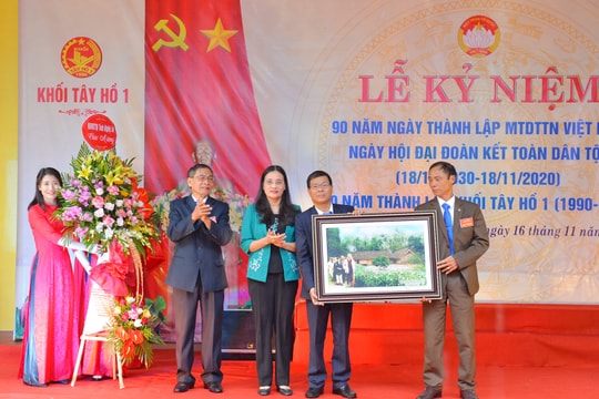 Phó Chủ tịch HĐND tỉnh Cao Thị Hiền vui hội Đại đoàn kết cùng nhân dân TX Thái Hòa