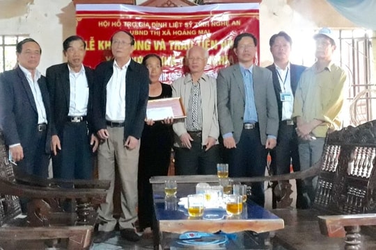 Trao 50 triệu đồng hỗ trợ xây nhà tình nghĩa cho thân nhân liệt sỹ ở Hoàng Mai