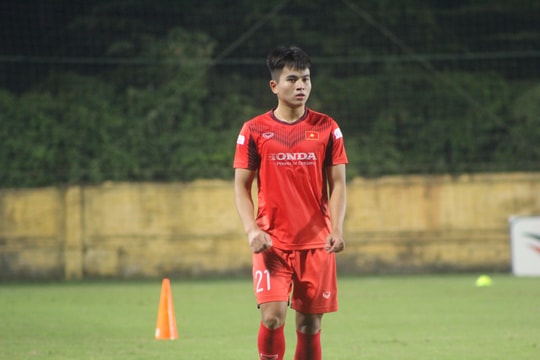Trung vệ Thái Bá Sang của SLNA dính chấn thương khi đang tập ở tuyển U22 Việt Nam 