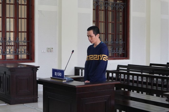 Giận mẹ vì không cho tiền uống rượu, con trai cầm dao đâm vào ngực bố