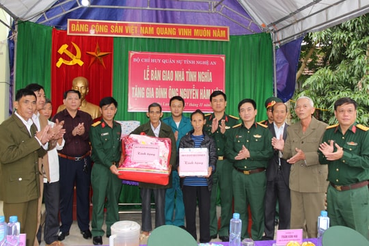 Bộ CHQS tỉnh bàn giao nhà tình nghĩa cho nạn nhân nhiễm chất độc da cam ở Đô Lương