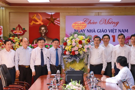 Phó Bí thư Thường trực Tỉnh ủy Nguyễn Văn Thông chúc mừng Ngày Nhà giáo Việt Nam 20/11
