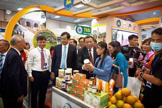 Nghệ An đón 1.200 lượt khách ngày khai mạc Hội chợ VITM Hà Nội 2020