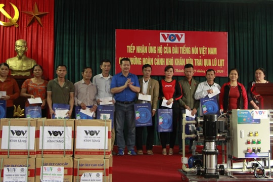 Đài Tiếng nói Việt Nam trao tặng quà người dân Yên Thành bị ảnh hưởng mưa lũ 