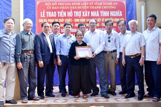 Trao 100 triệu đồng hỗ trợ xây nhà tình nghĩa cho thân nhân liệt sỹ ở Thanh Chương  ​
