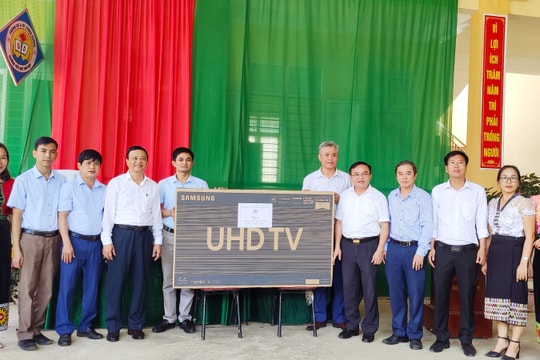 Ban Dân vận Tỉnh ủy trao gần 750 chiếc áo ấm cho học sinh nghèo Tương Dương 