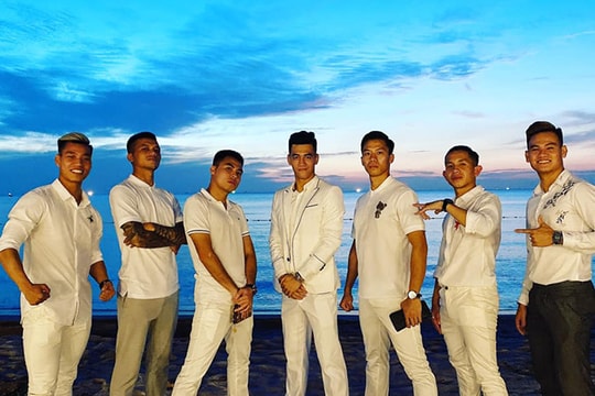 Dàn tuyển thủ Việt Nam diện đồ trắng đẹp như tài tử, dự cưới Công Phượng ở Phú Quốc