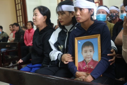 Nhói lòng cảnh cha mắc ung thư chống nạng dự phiên xét xử kẻ giết con trai