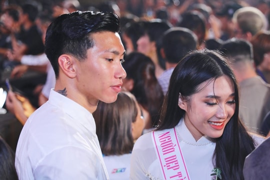 Đoàn Văn Hậu ôm an ủi Doãn Hải My sau chung kết Hoa hậu Việt Nam