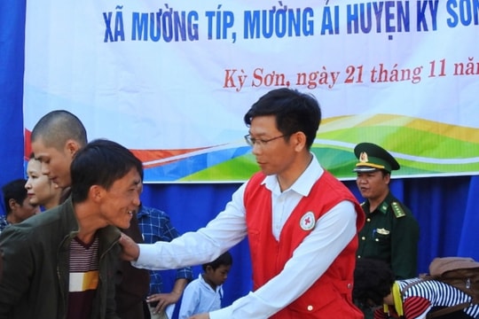 Trao 460 triệu đồng hỗ trợ người nghèo xã Mường Típ, Mường Ải (Kỳ Sơn)