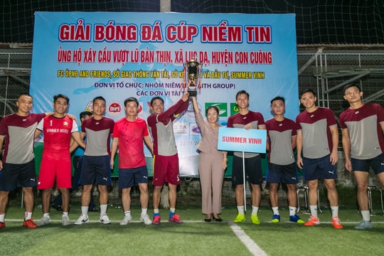 Đội bóng của Quế Ngọc Hải, Nguyên Mạnh vô địch Cúp Niềm tin 'xây cầu vượt lũ'