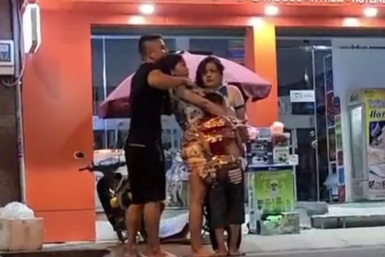 Mẹ con thai phụ và nhân viên cửa hàng sữa bị khống chế bằng dao