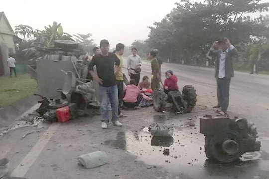 Nghệ An: Xe 'hổ vồ' tông lật xe đầu kéo, 1 người tử vong