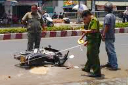 Đang chở bạn gái đi chơi bất ngờ bị tạt acid