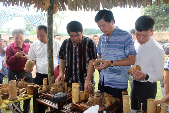 Khai mạc chợ phiên lớn nhất ở huyện miền núi Con Cuông 