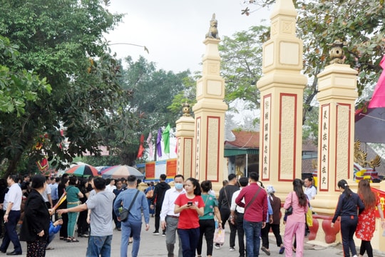 Hàng chục nghìn người về dự Lễ hội Đền Ông Hoàng Mười ở Nghệ An