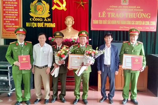 Trao thưởng Công an huyện Quế Phong 2 ngày phá 2 chuyên án ma túy