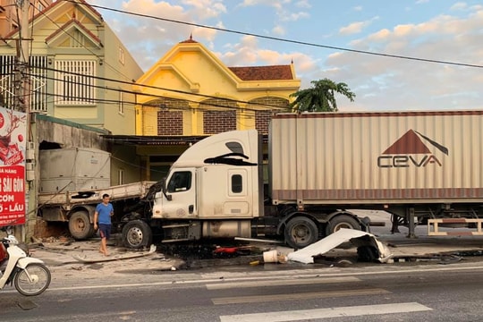Xe container đâm văng xe tải xuyên nhà dân trong đêm ở Nghệ An