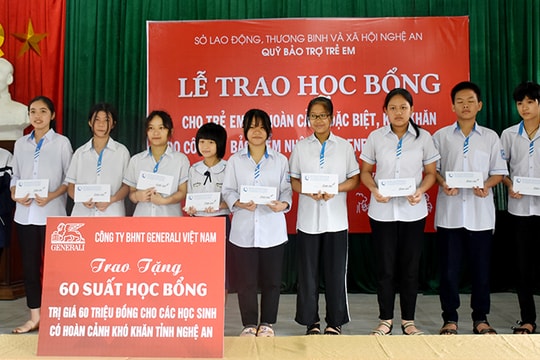 Trao tặng 30 suất học bổng cho trẻ em có hoàn cảnh đặc biệt khó khăn
