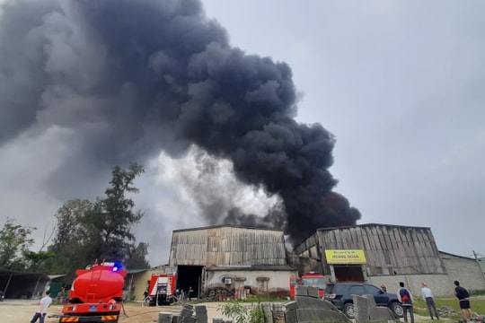 Cháy lớn tại kho chứa hàng ở thành phố Vinh