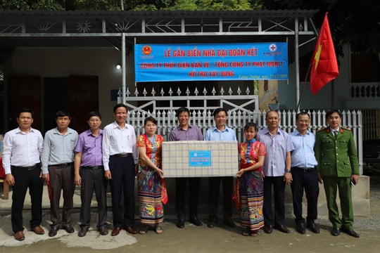 Tổng Công ty Phát điện 1 - Công ty Thủy điện Bản Vẽ tặng nhà tình nghĩa, nhà ở nội trú cho học sinh tại Tương Dương