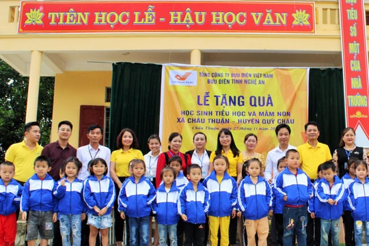 Bưu điện Nghệ An trao 494 suất quà cho học sinh Quỳ Châu
